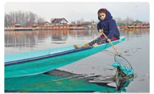 Little Jannat is keeping “Jannat” clean with her little hands; become an eye-opener for many