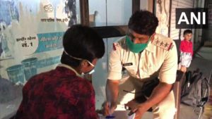 Indore Cop teaches a Poor Boy and Lays Inspiration to All of Us