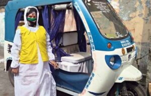 Munmun Sarkar, Siliguri’s First Ever Female Toto Driver Ferries COVID-19 Patients for Free; Lays Inspiration to All