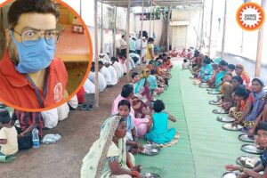 A man residing from Osmanabad feeds underprivileged outside hospital via project Annapurna.