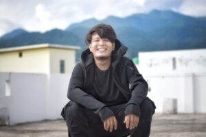 A 27-year-old collects old smartphones to educate rural girls in Uttarakhand