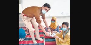 This UP Police constable provide free education to the underprivileged kids at night