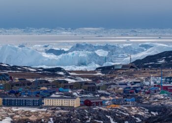 Rain observed on the Greenland Ice Sheet for the first time, and it suggests severe climate change patterns