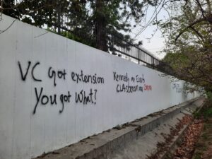 Students paint Walls of AMU with slogans and questions, demand offline classes resumption