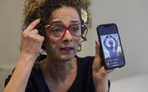 Dissident: ”Iranian women are furious” over headscarf death