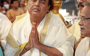Mukesh Ambani offers prayers at Guruvayur temple 
