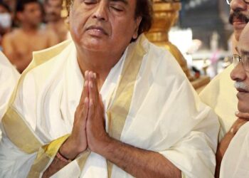Mukesh Ambani offers prayers at Guruvayur temple 
