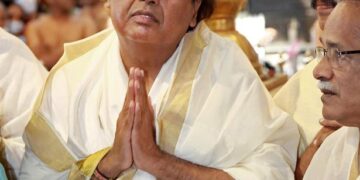 Mukesh Ambani offers prayers at Guruvayur temple 