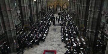 Queen Elizabeth II funeral live updates | Mourners begin arriving at Westminster Abbey