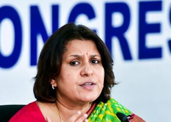 Stop Rupee from scoring century, Congress says