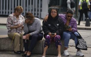 Strong earthquake shakes Mexico´s Pacific coast; 1 killed