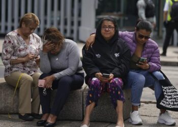 Strong earthquake shakes Mexico´s Pacific coast; 1 killed