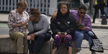 Strong earthquake shakes Mexico´s Pacific coast; 1 killed