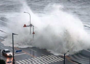 ‘Very strong’ Typhoon Muifa approaches Japan southern islands, officials issue warning