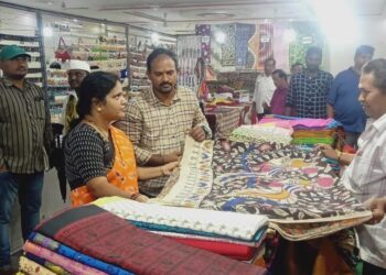 Andhra Pradesh: support artisans, Vizianagaram Mayor urges people