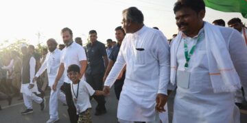 Rousing reception to Rahul Gandhi in Telangana
