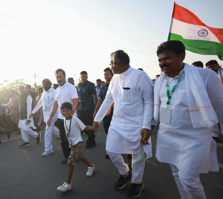 Rousing reception to Rahul Gandhi in Telangana