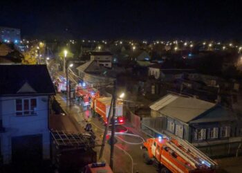 Russian warplane falls on building in Siberia, 2 pilots die