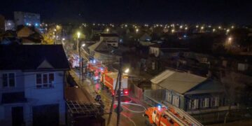 Russian warplane falls on building in Siberia, 2 pilots die