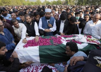 Tens of thousands attend funeral of killed Pakistani journalist