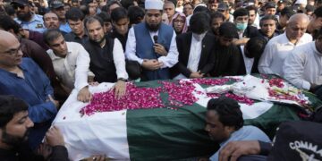 Tens of thousands attend funeral of killed Pakistani journalist