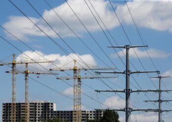 Ukraine: Russia hits power site by Kyiv, guards seized land