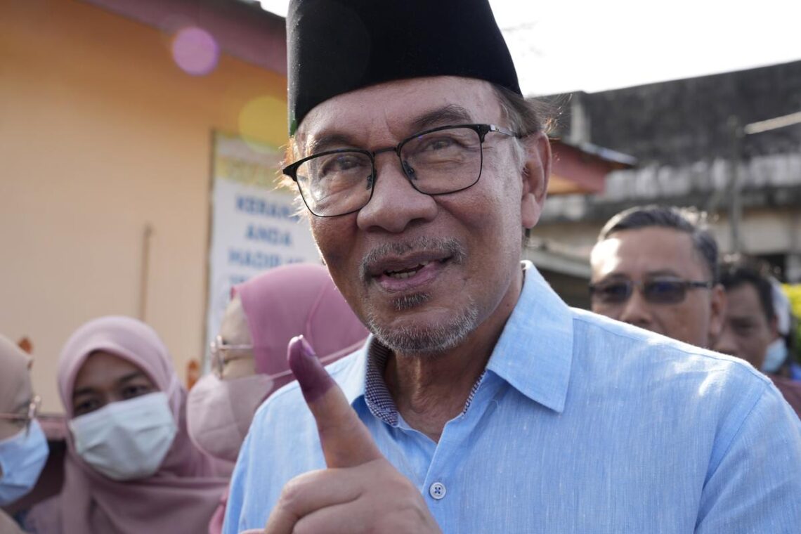 Malaysia faces new crisis as poll delivers hung Parliament Malaysia faces new crisis as poll delivers hung Parliament