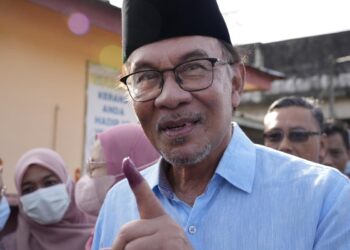 Malaysia faces new crisis as poll delivers hung Parliament