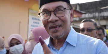 Malaysia faces new crisis as poll delivers hung Parliament