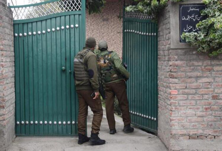 Massive searches in Jammu and Kashmir over militant threat to journalists