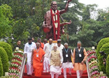 PM pays special attention to Kanakadasa, garlands Valmiki statue