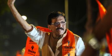 Rahul Gandhi remarks on Savarkar | Sanjay Raut warns of cracks in Maha Vikas Aghadi alliance