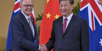 Xi urges better ties in rare summit with Australia