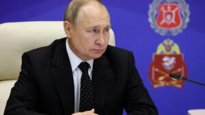 Putin sounds out military commanders on Ukraine