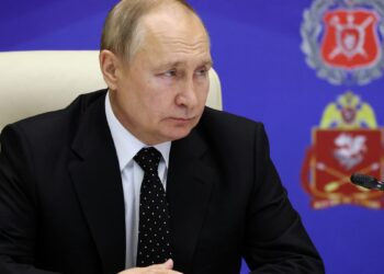 Putin sounds out military commanders on Ukraine