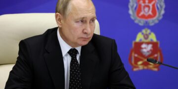 Putin sounds out military commanders on Ukraine