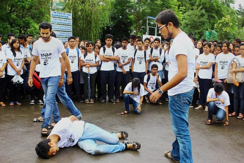 Lady Cop Disguised As a Student To Solve Ragging Cases in Medical College