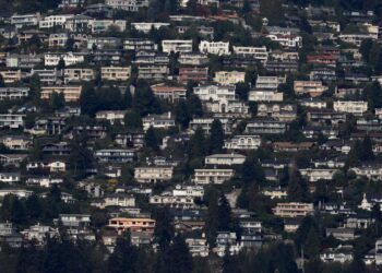 Canada bans most foreigners from buying homes