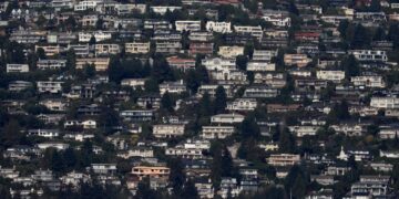 Canada bans most foreigners from buying homes