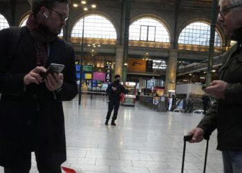 Six stabbed in Paris train station; attacker shot by police