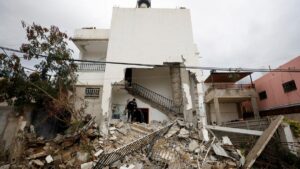 Israeli army besieges homes of fugitives in West Bank raid