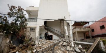 Israeli army besieges homes of fugitives in West Bank raid