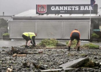 Magnitude 6.1 quake strikes off New Zealand coast