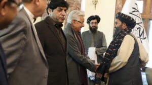 Pakistan Defence Minister in Kabul over shut border crossing
