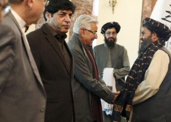 Pakistan Defence Minister in Kabul over shut border crossing