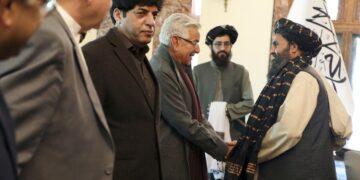 Pakistan Defence Minister in Kabul over shut border crossing