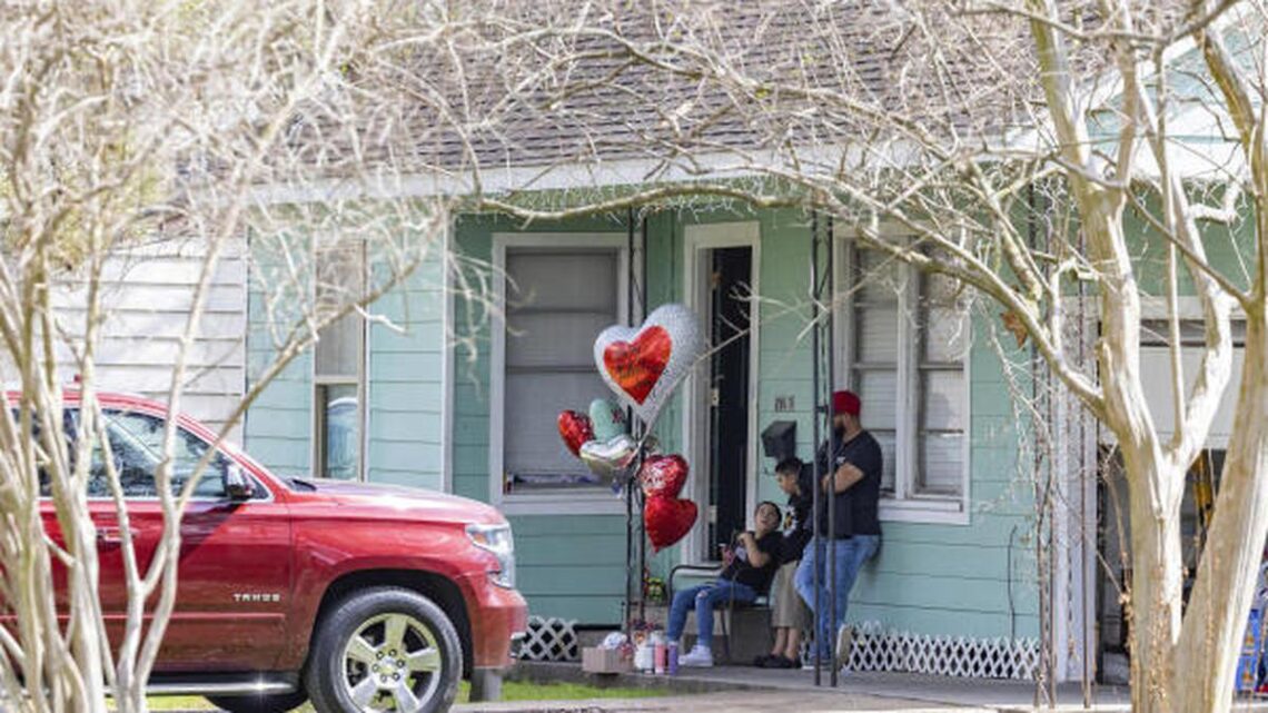 Three teenage girls and gunman dead in Texas shooting