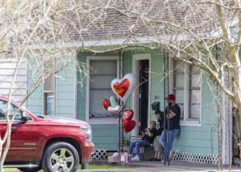 Three teenage girls and gunman dead in Texas shooting