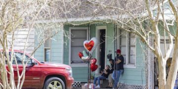 Three teenage girls and gunman dead in Texas shooting