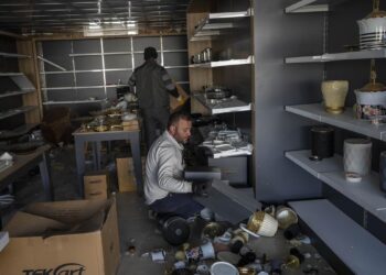 Turkey bans layoffs, offers salary support in earthquake zone